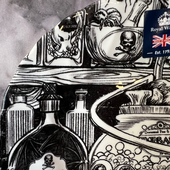 Halloween Boiling Eyeballs Laboratory Salad Plate Spiders Rats Poison Bottles - Picture 4 of 10